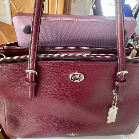COACH Classic oxblood leather hand/shoulder/crossbody bag holds laptop. - Picture 12 of 12